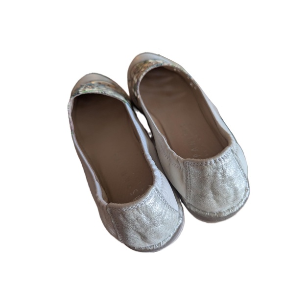 Hispanitas leather floral perforated flat white silver like new size 38 spain - Picture 7 of 7